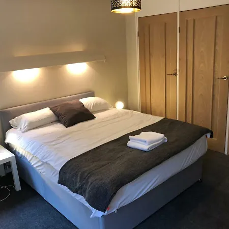 5 Bed Camberley Airport Accommodation Extérieur photo