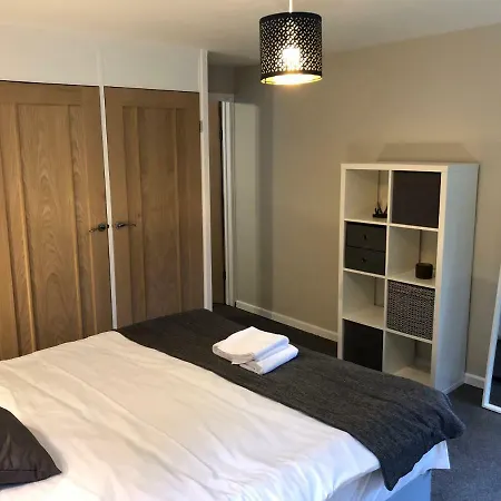 5 Bed Camberley Airport Accommodation Extérieur photo