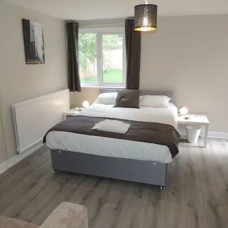 5 Bed Camberley Airport Accommodation Extérieur photo