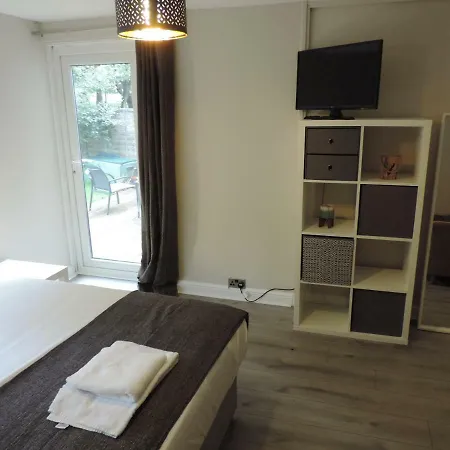 5 Bed Camberley Airport Accommodation Extérieur photo
