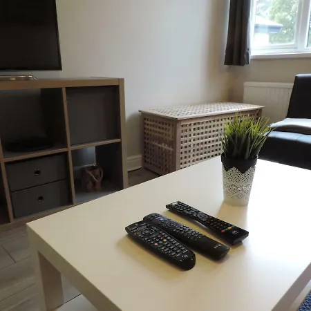 5 Bed Camberley Airport Accommodation Extérieur photo