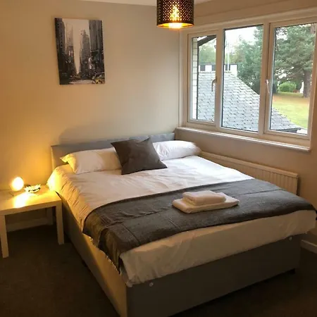 5 Bed Camberley Airport Accommodation Extérieur photo