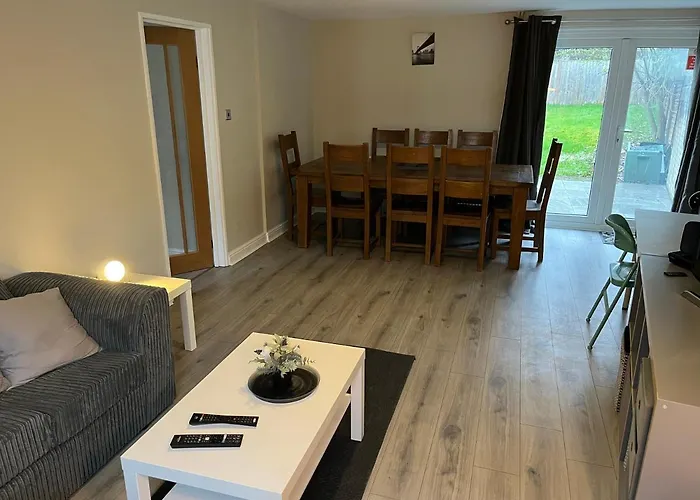 5 Bed Camberley Airport Accommodation