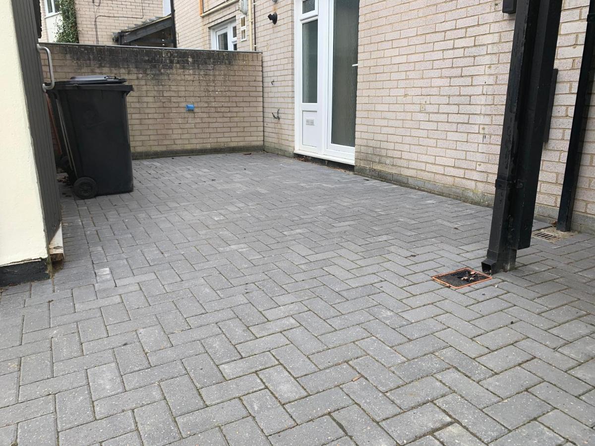 Holiday home 5 Bed Airport Camberley