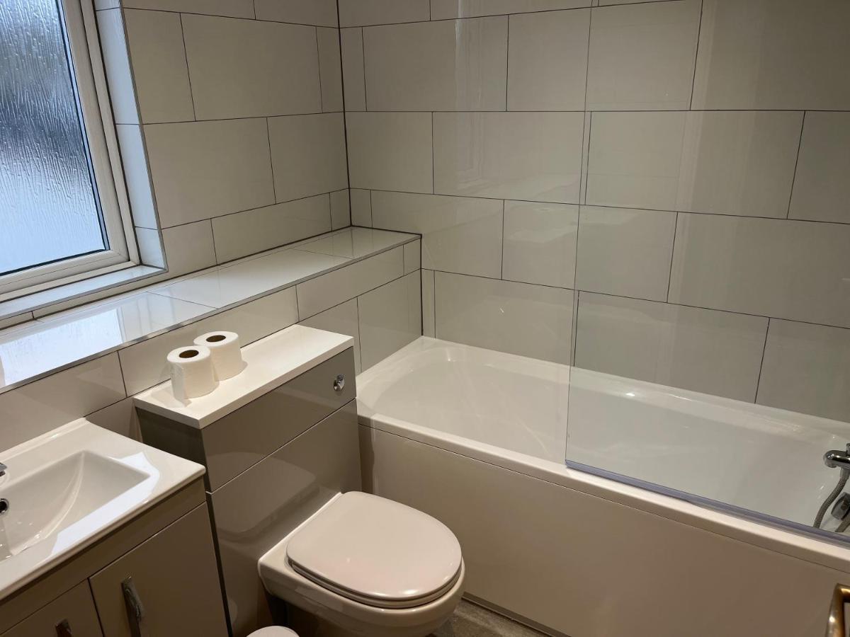 Holiday home 5 Bed Airport Camberley