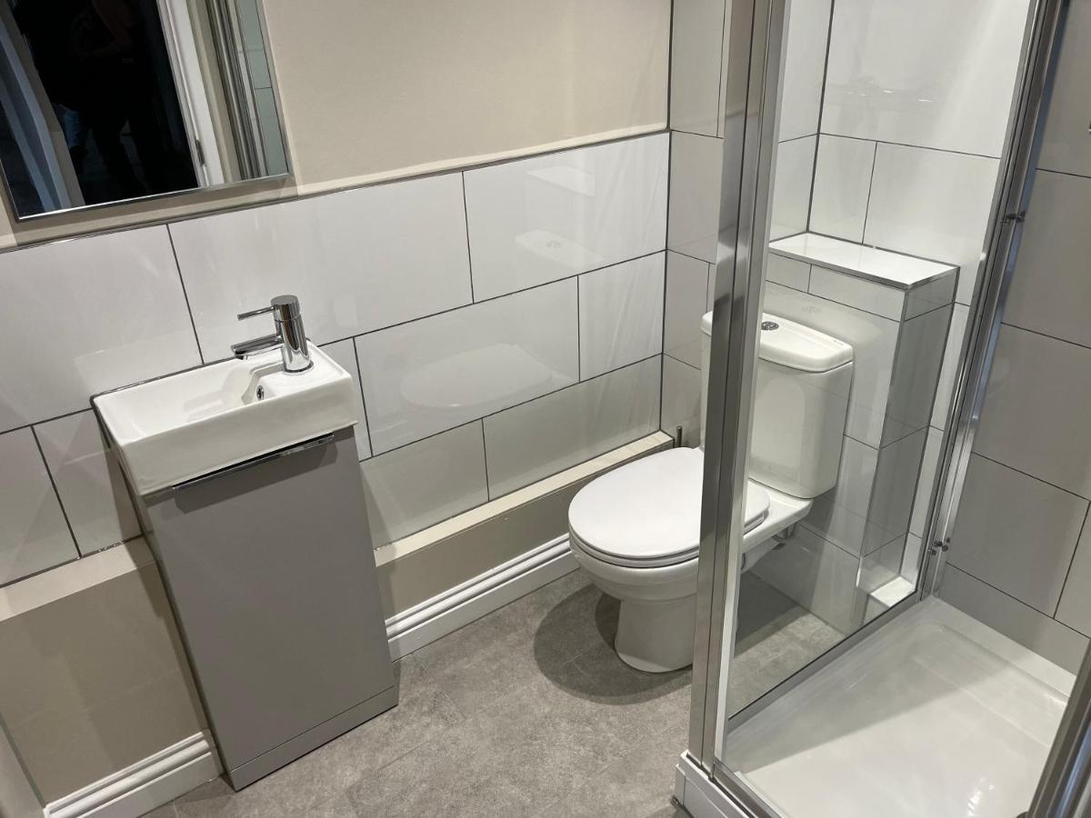 5 Bed Airport Camberley
