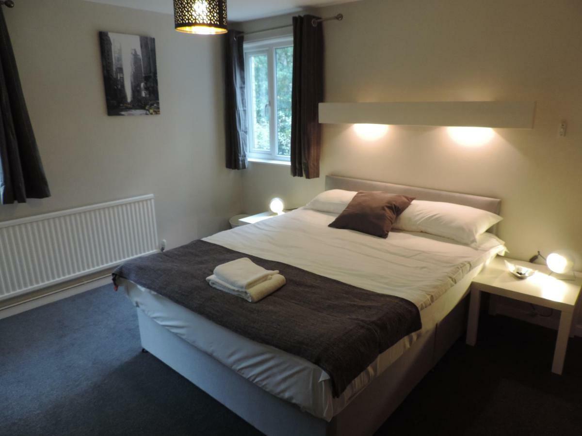 5 Bed Airport Camberley