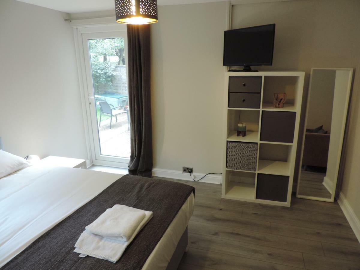 5 Bed Airport Holiday home Camberley